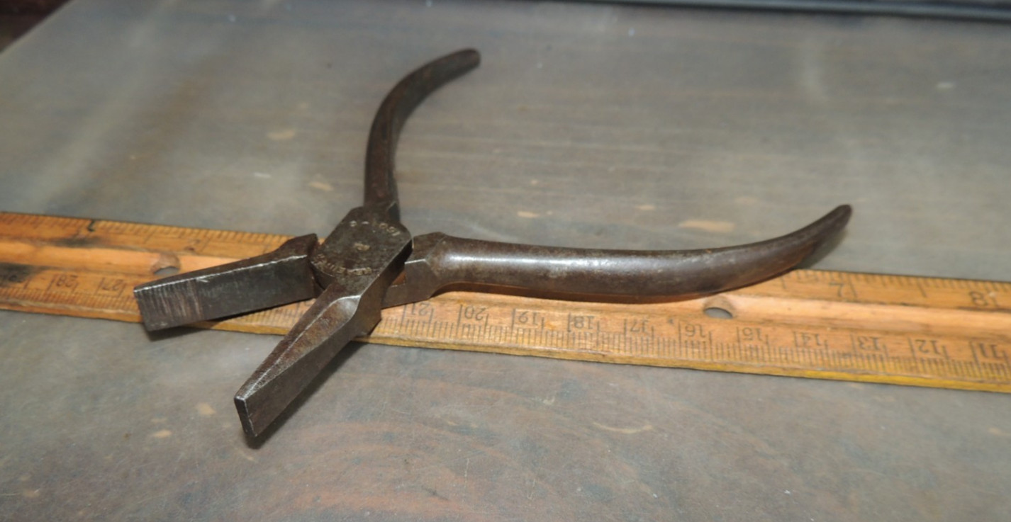 VINTAGE KRAEUTER No. 1601-5 SHORT DUCKBILL FLAT NOSE PLIERS, 5.5″ LONG, USA