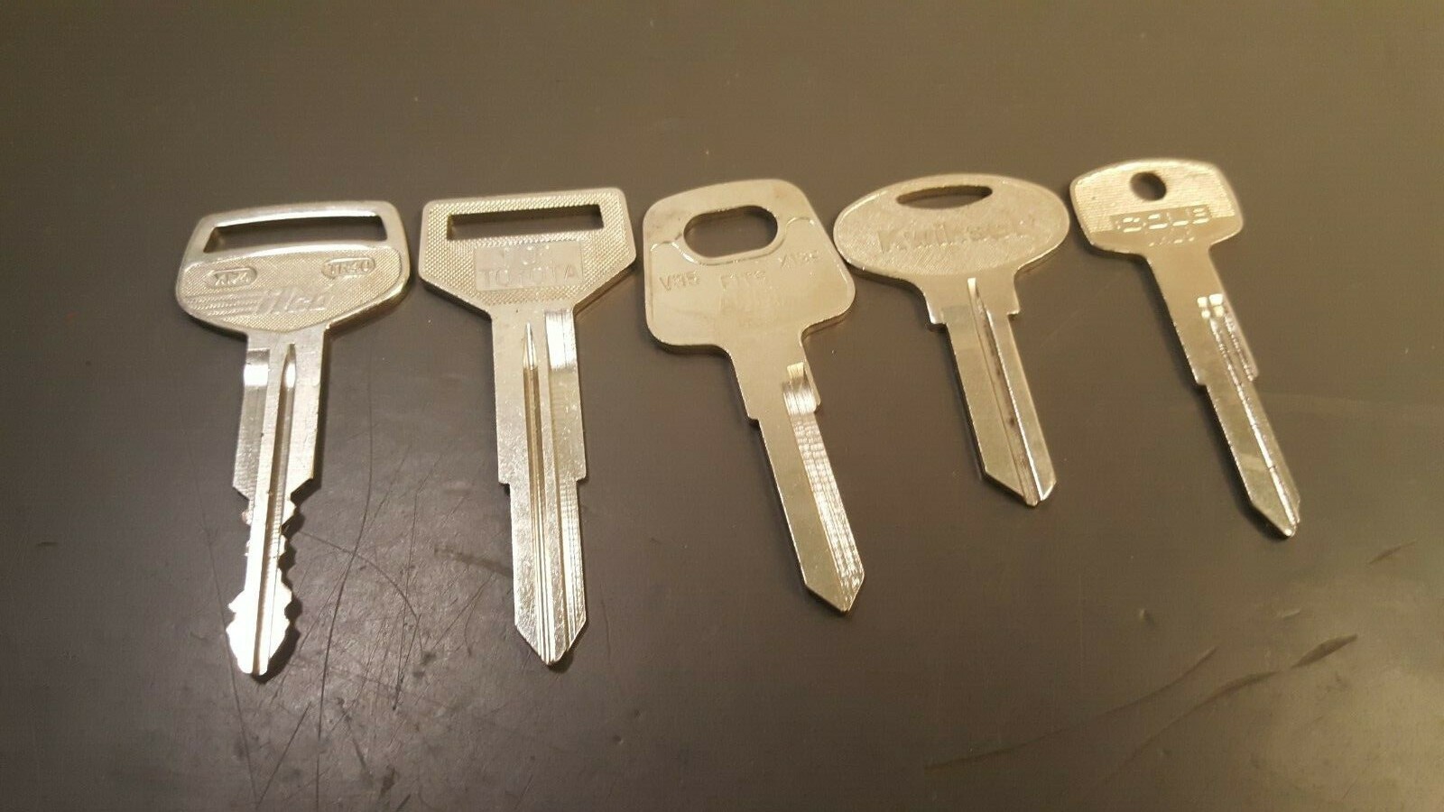 Lot of 5 Vtg Car Auto Keys Blanks DA26, V35 X139 AU8, TR39, X174 TR40, Kwikset