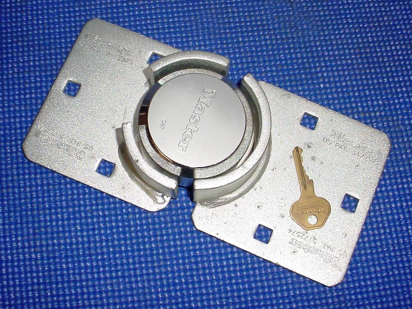 Master Lock # 770 Hidden Shackle Hasp & 6271 Puck Lock with 1 Key