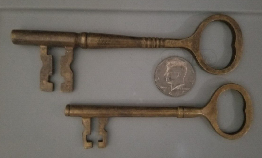Skeleton, BRASS IRON METAL SKELETON KEYS – LOT OF 2. wow old keys.