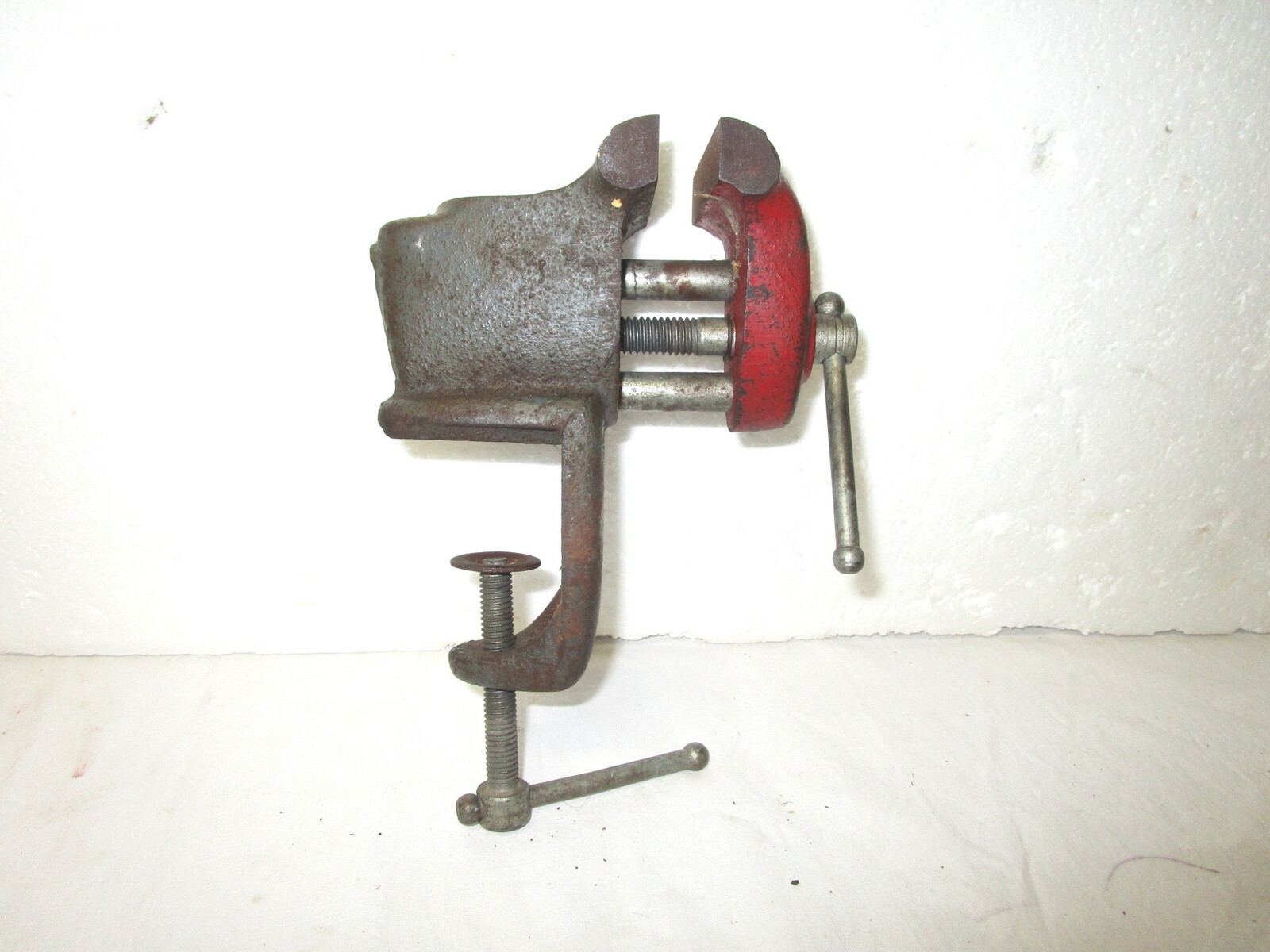 Vintage bench top 2 1/2″ clamp on vise–marked C Z