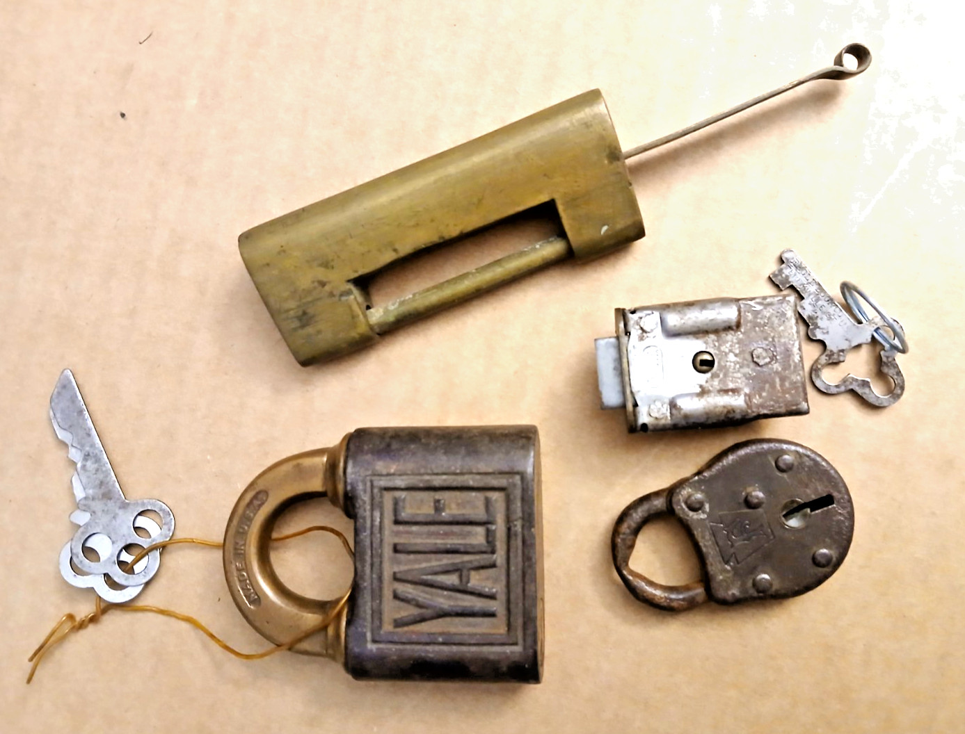 lot of 4 old locks Yale, Chinese hidden key, N.L. Co, stylized F logo