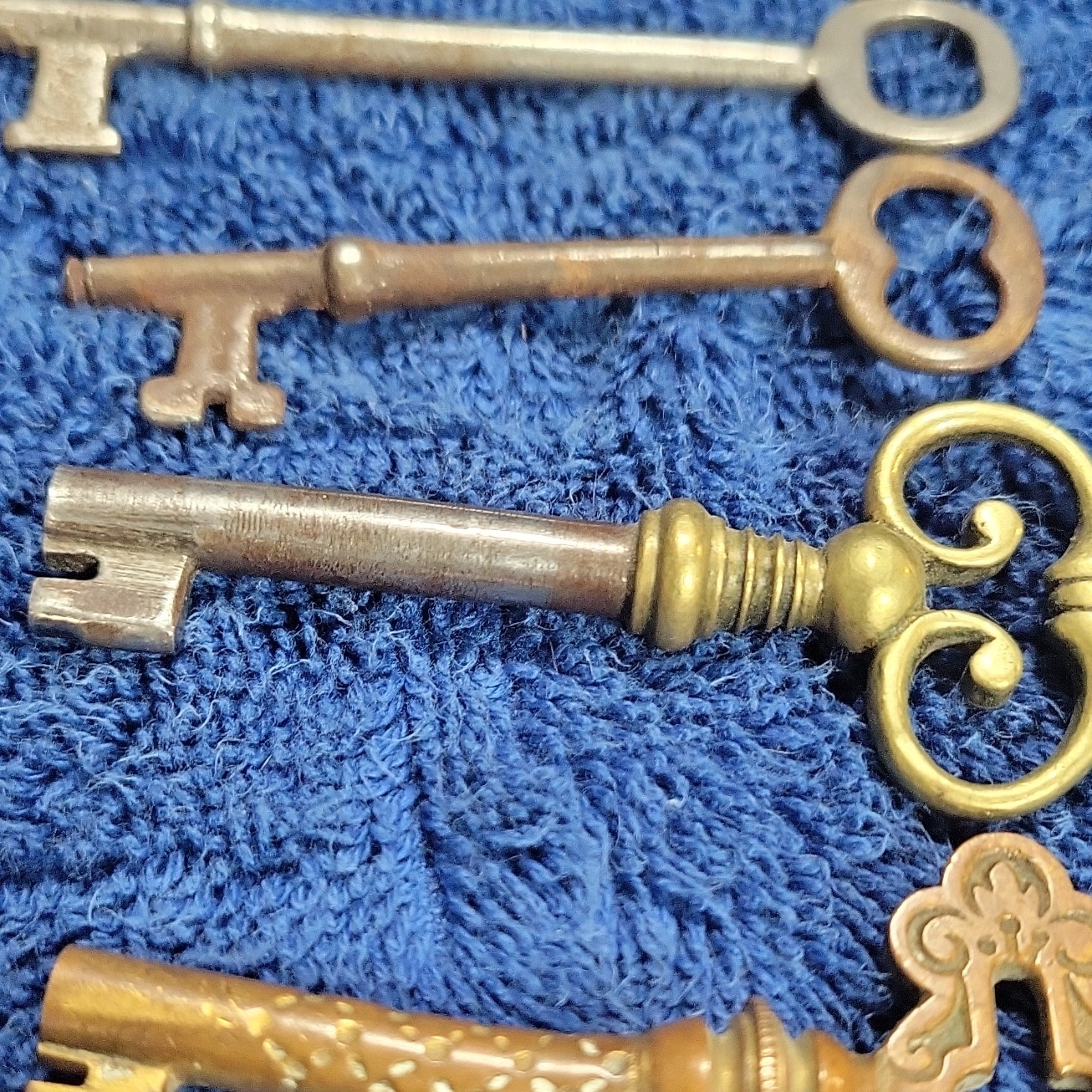 Lot Of 6 Decorative Skeleton Keys Various Sizes one Fancy for a Dresser