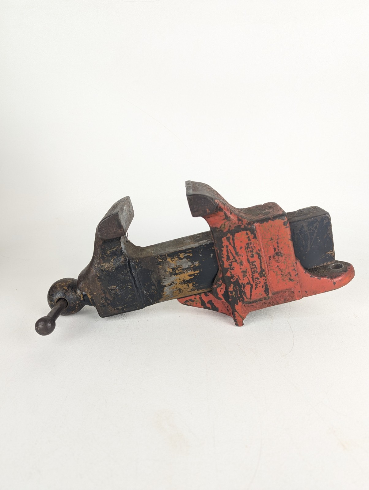 Reed Mfg Co No 103 1/2 Bench Vise Erie PA Vtg Cast Iron USA Fixed Base Broken Pc