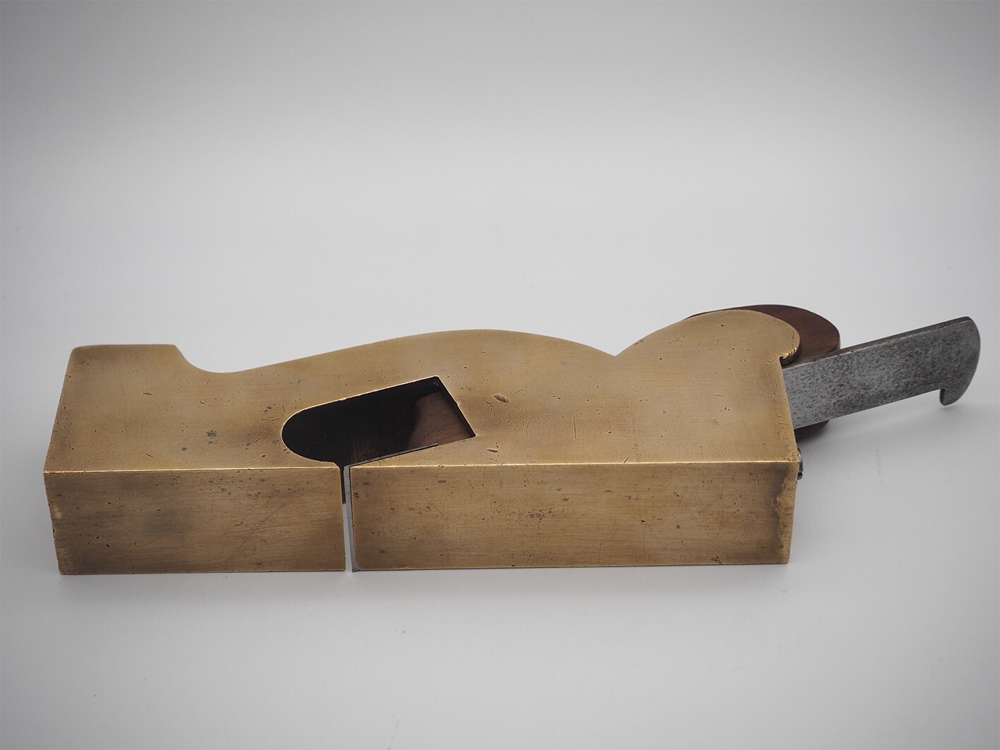 GOOD EARLY 1 1/2″ WIDE GUNMETAL SHOULDER PLANE WITH ROSEWOOD INFILL