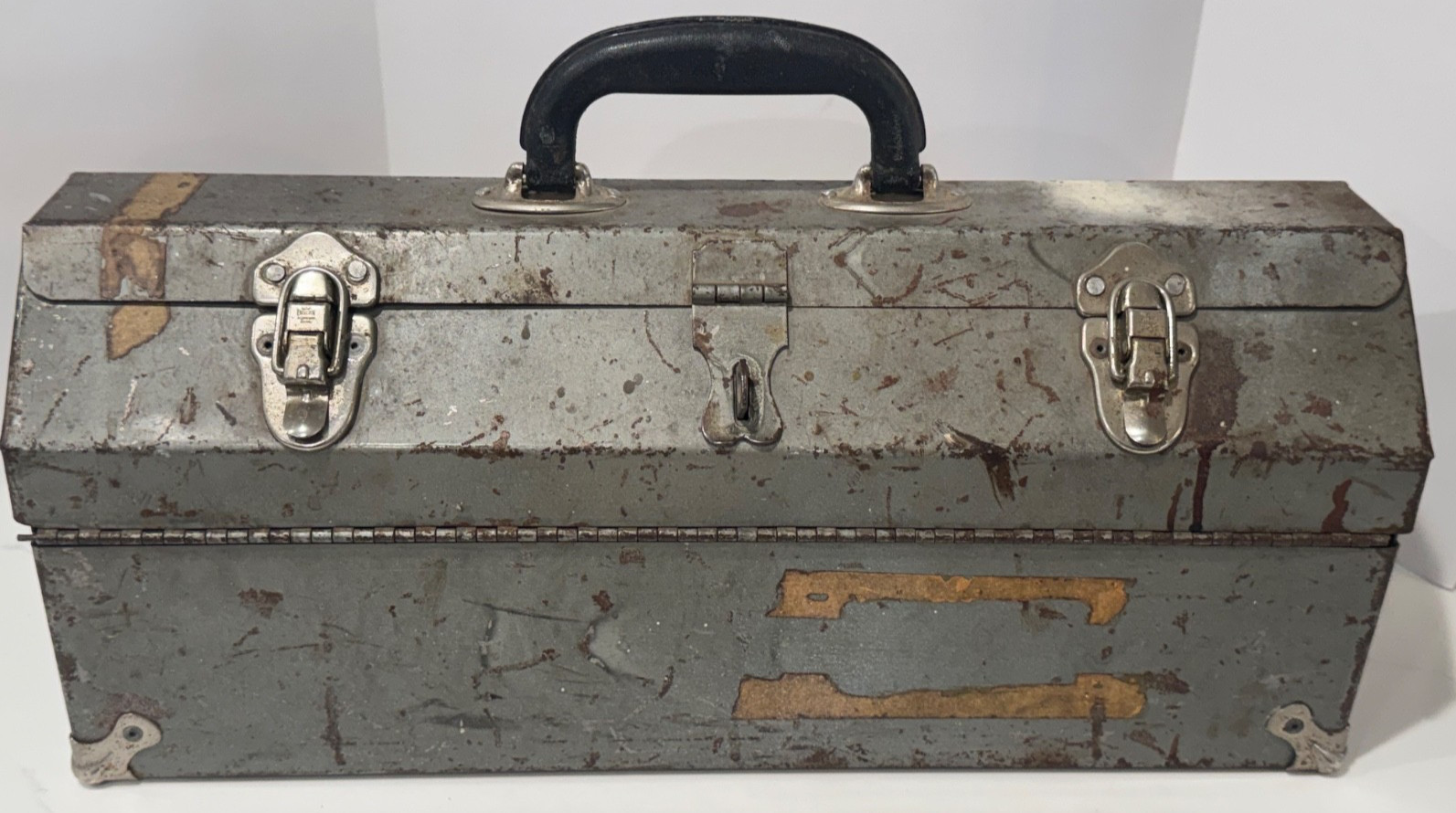 VINTAGE HIP ROOF TOP METAL 16″ TOOL BOX WITH REINFORCED CORNERS EXCELSIOR LATCH
