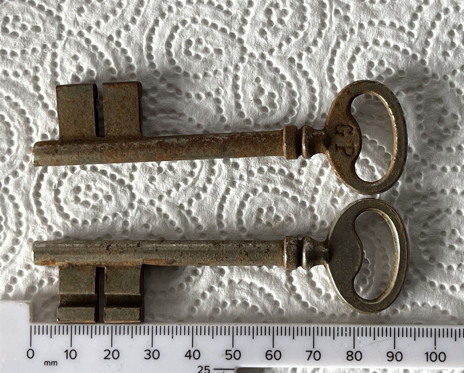 2 Vintage Identical GP ~9.5cm Skeleton / Collectable / Escape Room Keys #g3-613