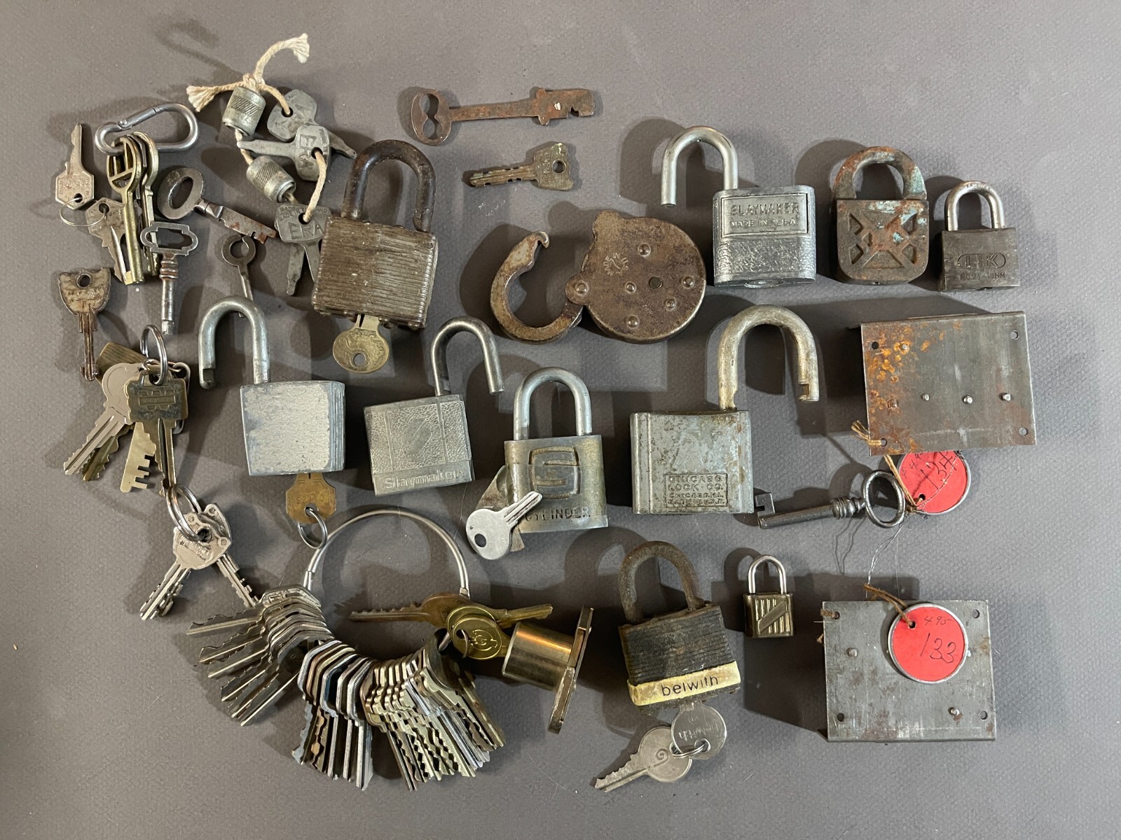 LOT: VINTAGE LOCKS & KEYS PADLOCK SLAYMAKER BELWITH CHICAGO MASTER LIK USA