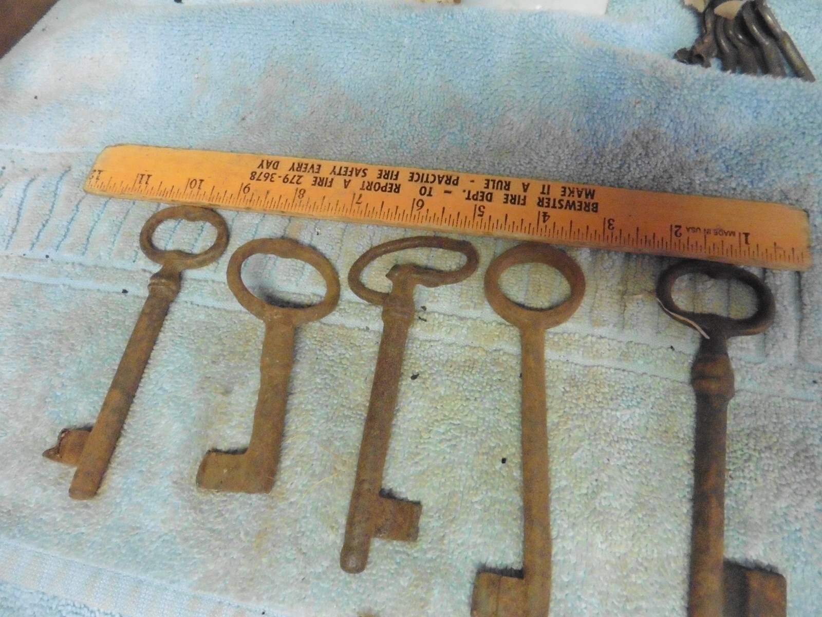 5 Heavy Large rusted jail key Victorian Master Door Cast Iron Patina 1800’s
