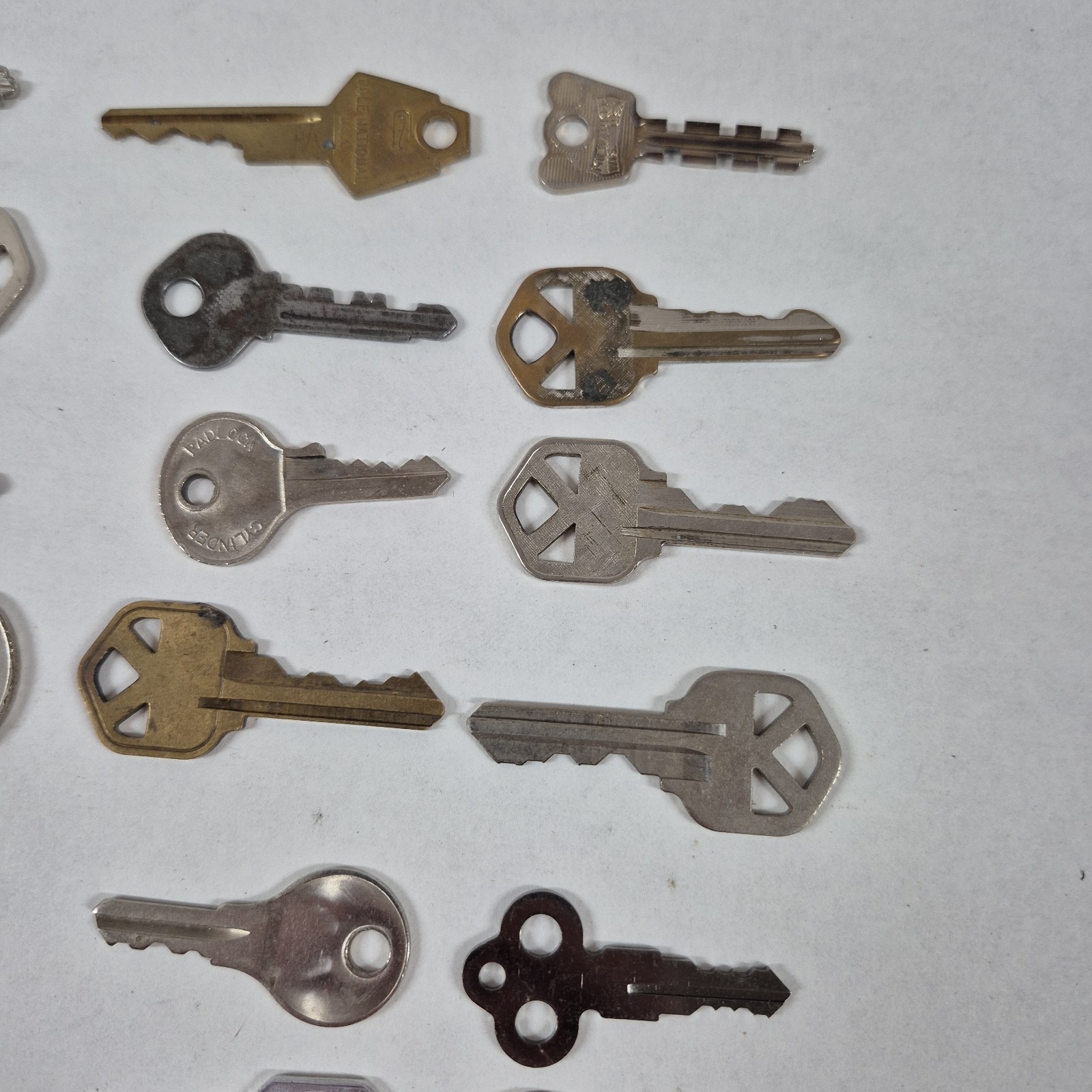 Mixed Lot of 116x Vintage & Modern Metal Keys Brands Sears, Yale, Bell, Lucky…
