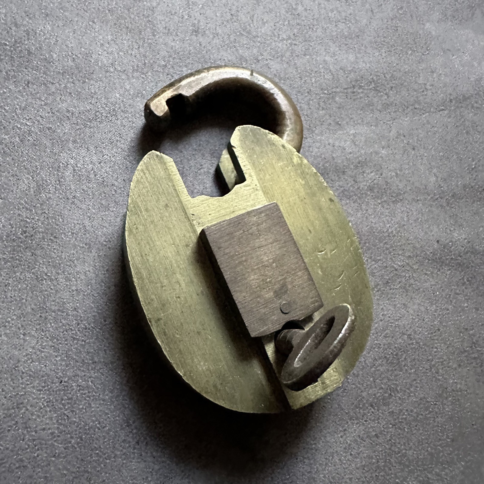 ANTIQUE SOLID BRASS SECURE 4 LEVER BRITISH MADE PADLOCK (WITH KEY)