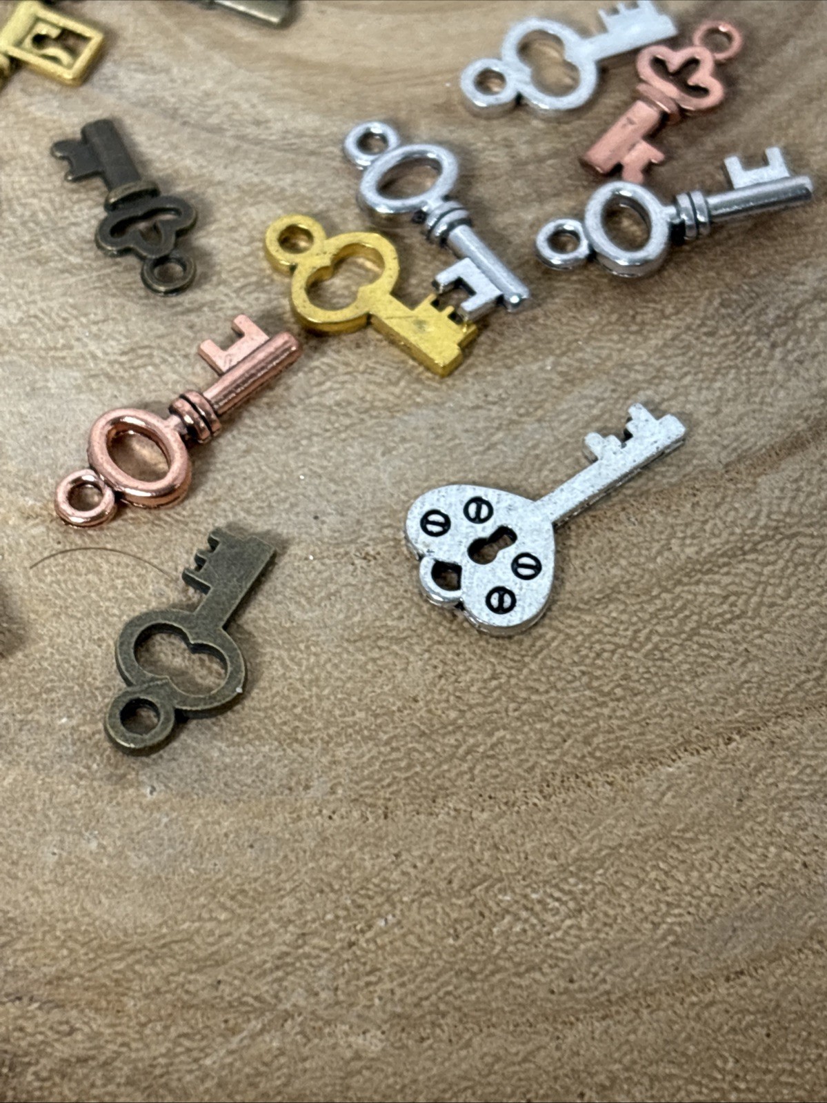 Lot Of 33 Assorted Mini Skeleton Key Charms Pendants Craftcorp Jewelry Necklace