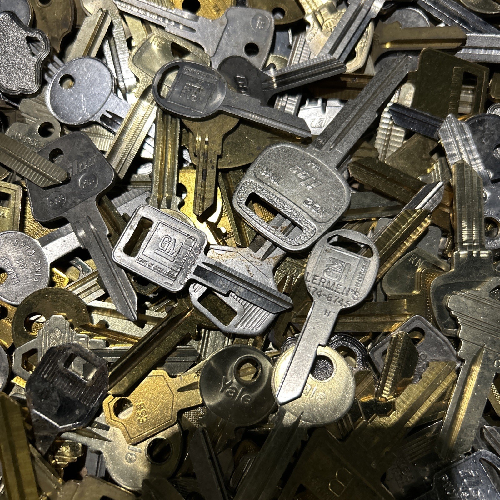 Vintage LOT 10 lbs UNCUT MIXED KEYS Crafts Scrap Brass Home Commercial Auto ETC