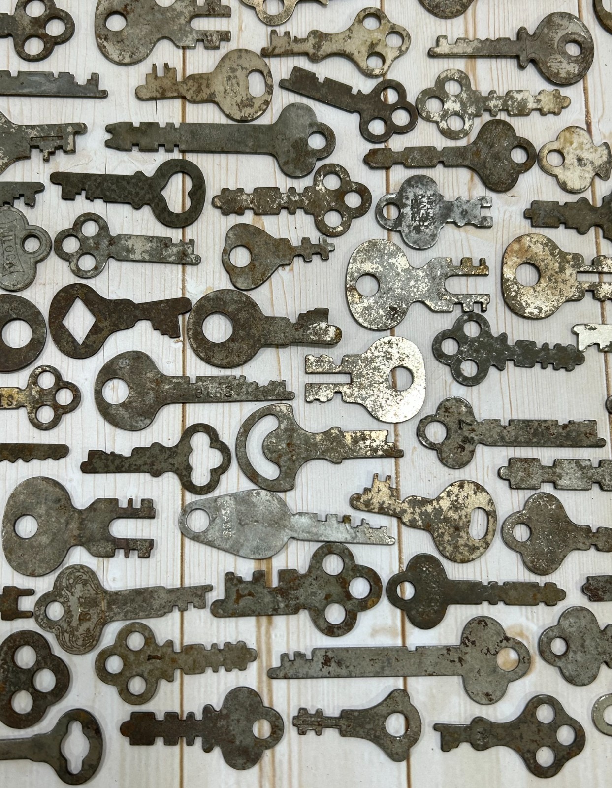 Huge Lot of Over 200 Assorted Vintage Flat Skeleton Keys