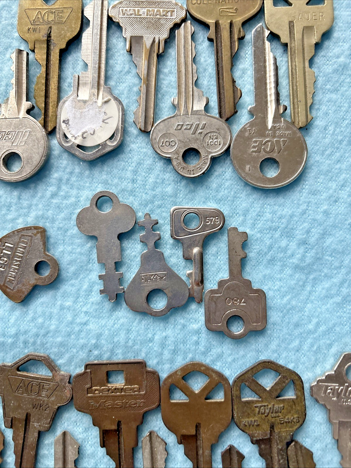 More Than 100 Vintage Keys. Some Ford, GM, House, Keys, And Luggage Keys.