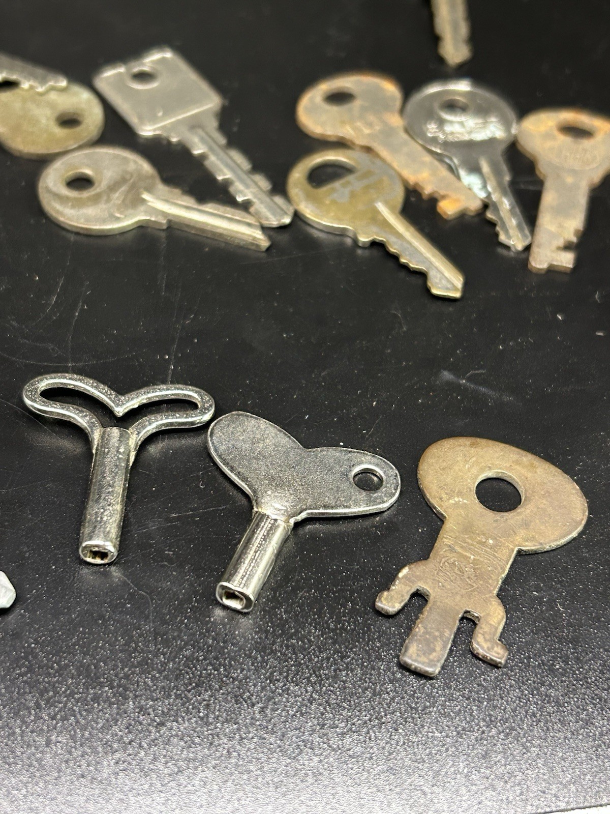 Lot 42 VTG Keys Flat Lock Skeleton Padlock House Brass Metal Alum Car Crafting