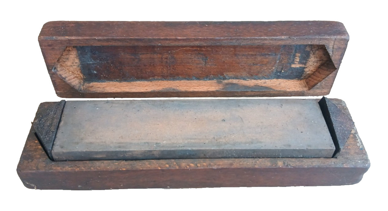 Vintage Whetstone  Sharpening Stone in wooden box 8″ x 2″ x 1″ – Good Condition