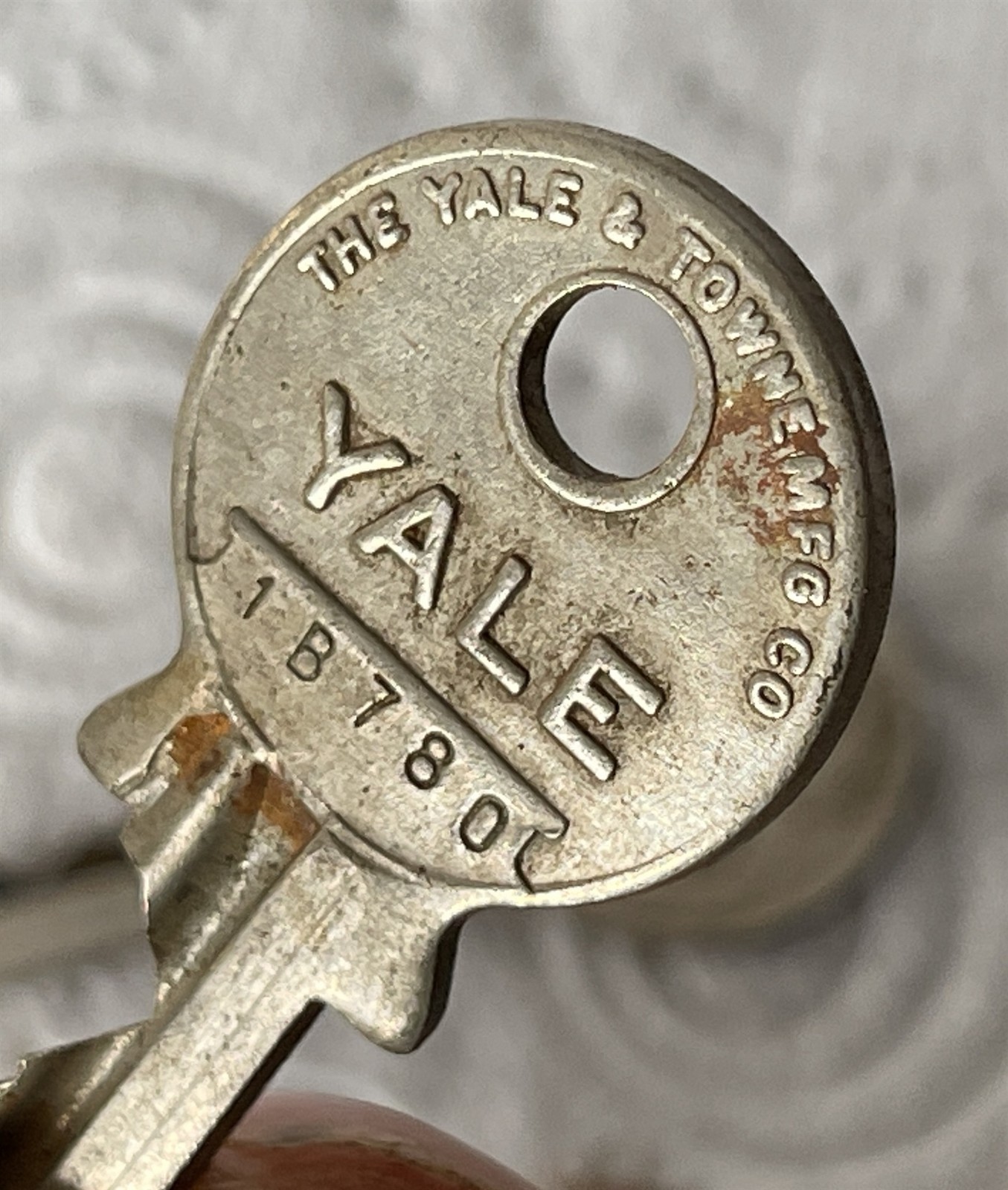 Job Lot 8 Mixed Vintage Flat Metal Keys ALL ARE YALE Branded #pG825