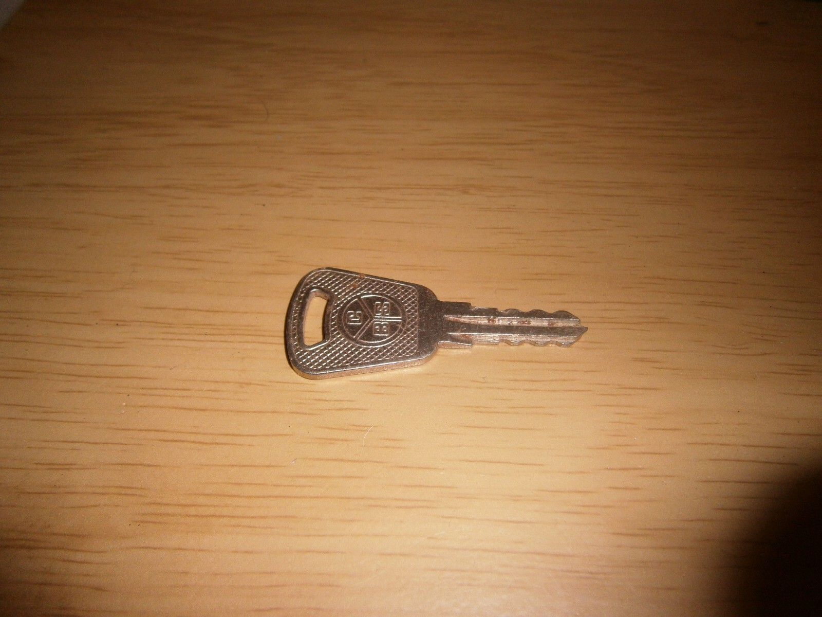 Vintage CBS car key. 5.8.cm. (E5b)
