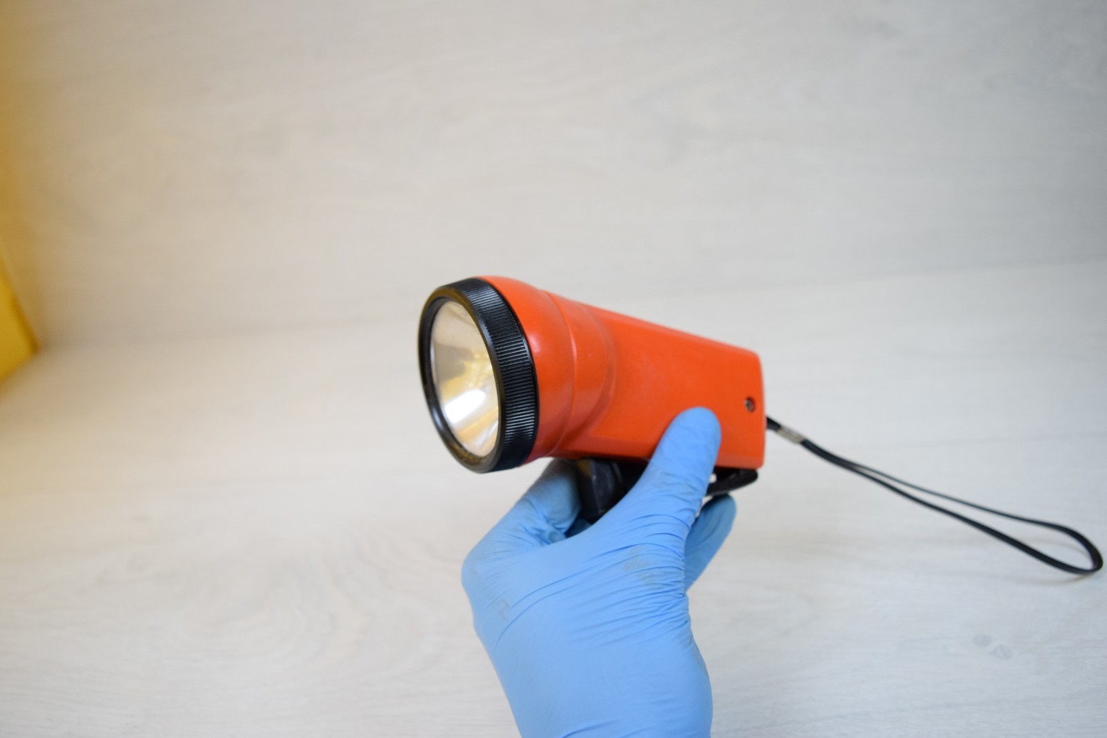 U.K. Design NO 996637 Hand Crank Emergency Flashlight Dynamo Self Powered Tool