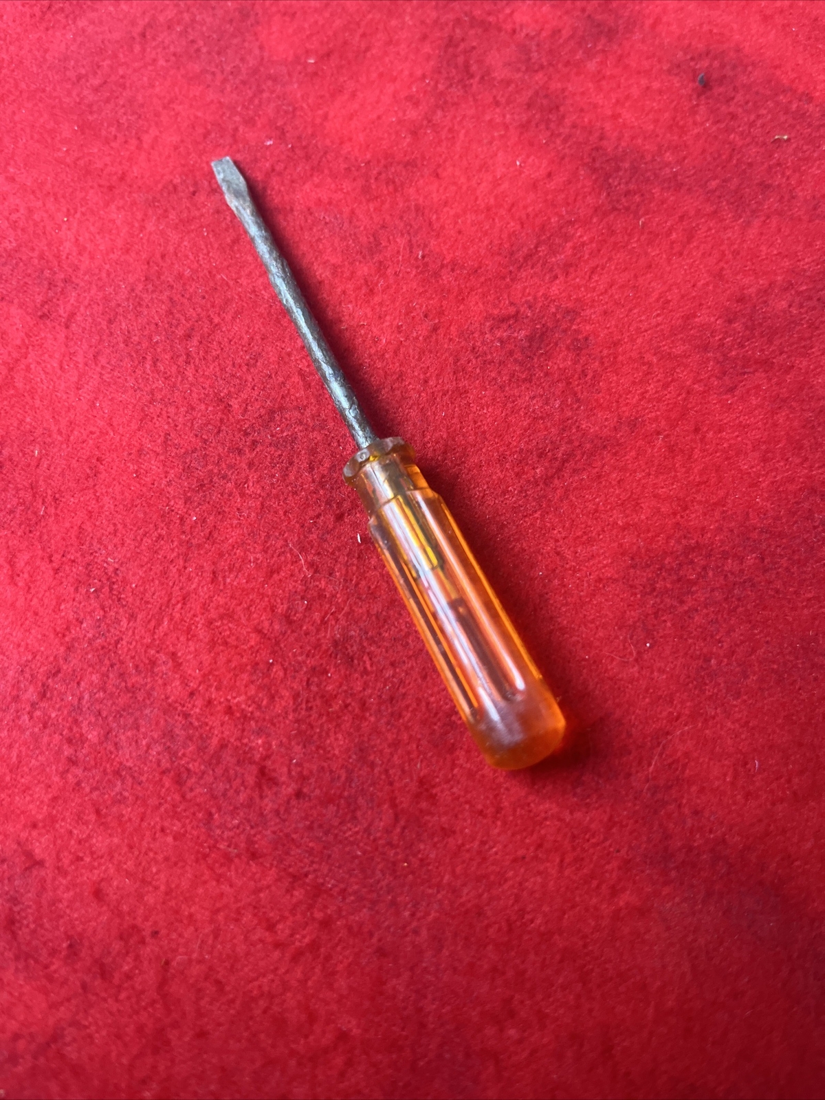 VINTAGE (UNBRANDED) 4″ SLOTTED SCREWDRIVER CLEAR YELLOW HANDLE MADE IN USA (t76)