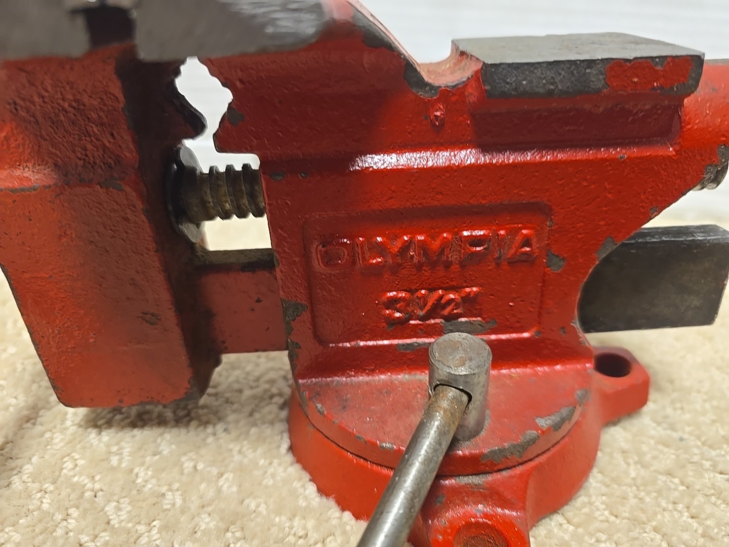 Olympia Bench Vise 3.5″ Jaws 4 Bolt Swivel Base Cast Iron Red.