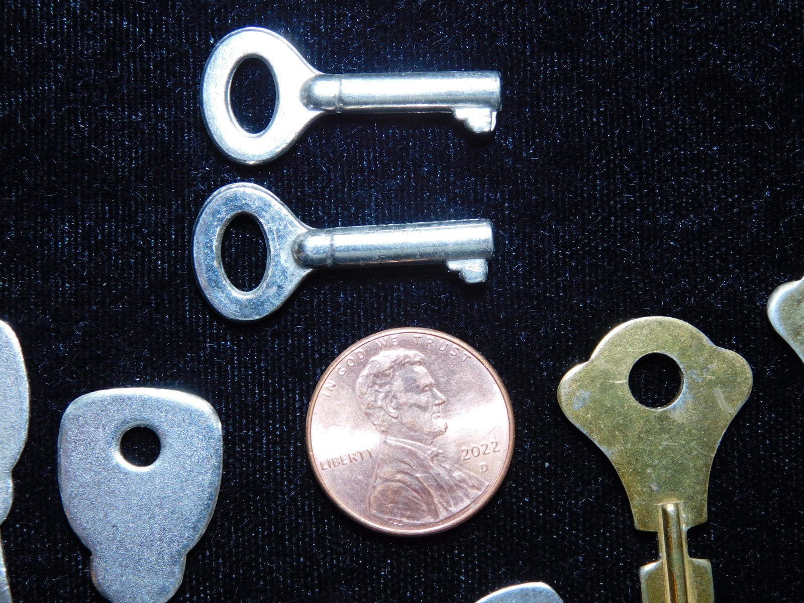 Vintage Metal Keys LOT Four SETS of Two -EIGHT Total Mixed Small Styles 1&1/4″
