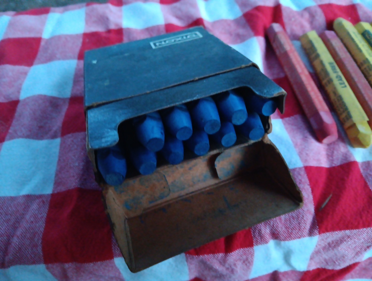VINTAGE LOT OF 18 DIXON LUMBER CRAYONS BLUE YELLOW RED NOS NEW