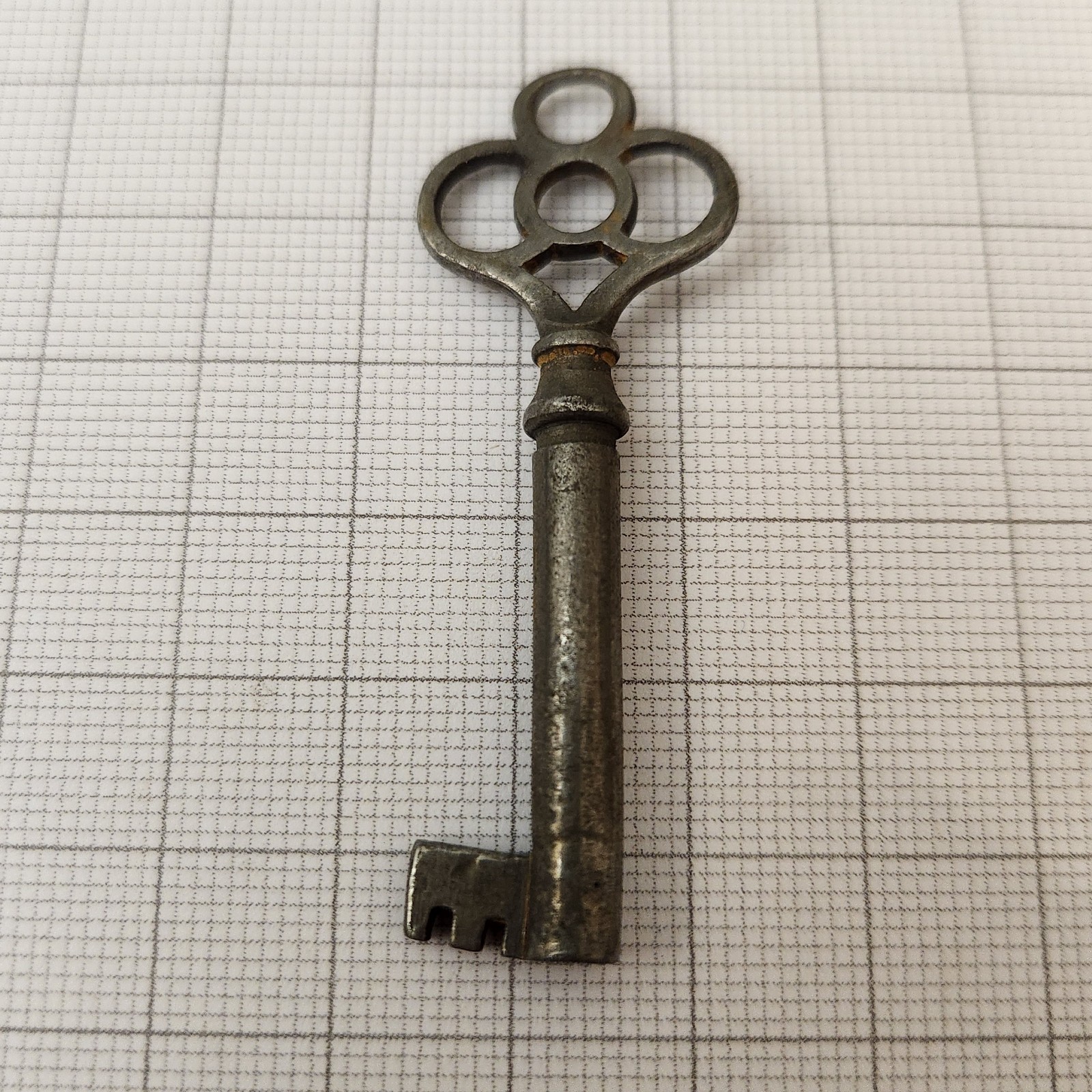 Steampunk – Antique Skeleton Key / Hollow Metal Barrel / 2 1/4″ – Rare Design