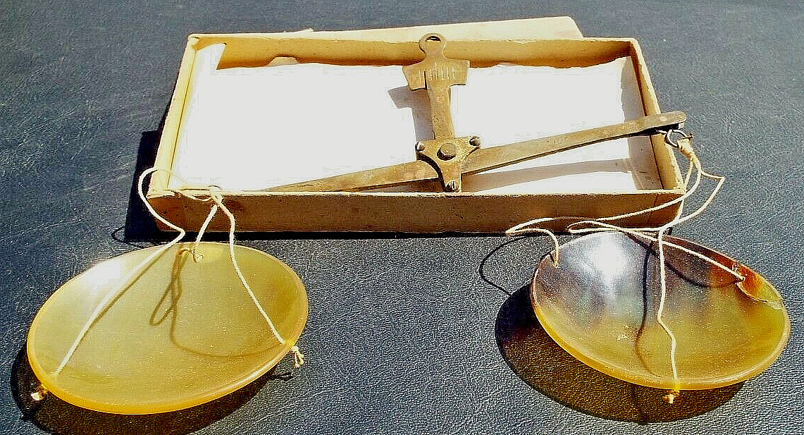BALANCE SCALE 50 G. ENGRAVINGS BRASS / 2 PLASTIC DISH Hand Held ANTIQUE