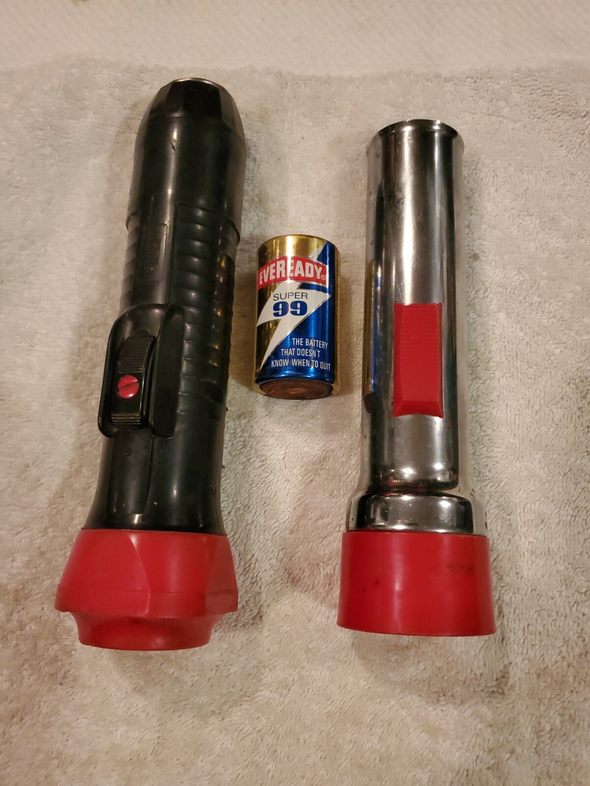 Vtg EVEREADY Chrome/Red & Black/Red Flashlights + Vtg D Battery