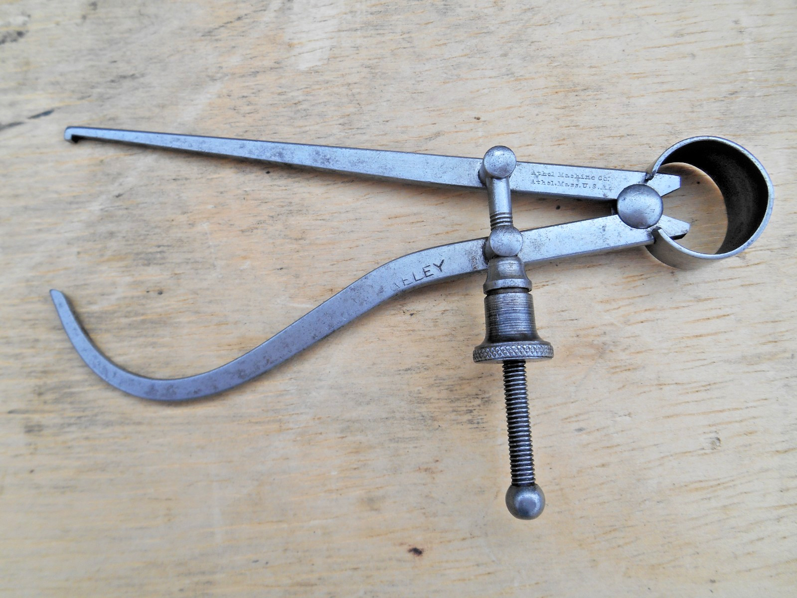 ATHOL MACHINE CO. 4″ PREMIER STRAIGHT LEG SPRING CALIPERS