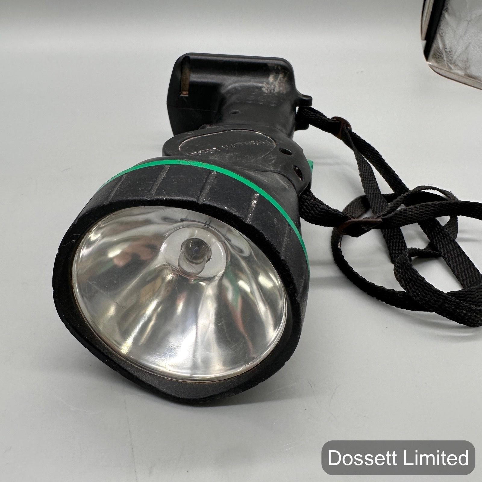 Makita ML900 9.6V & Hitachi UB18D 14.4V 18V Flashlight – FOR PARTS NOT WORKING