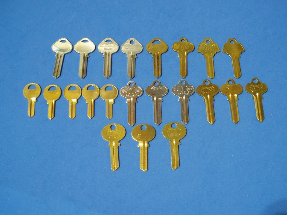 LOT OF 140 PIECE HOME AND OFFICE LOCKSMITH KEY BLANK ASSORTMENT