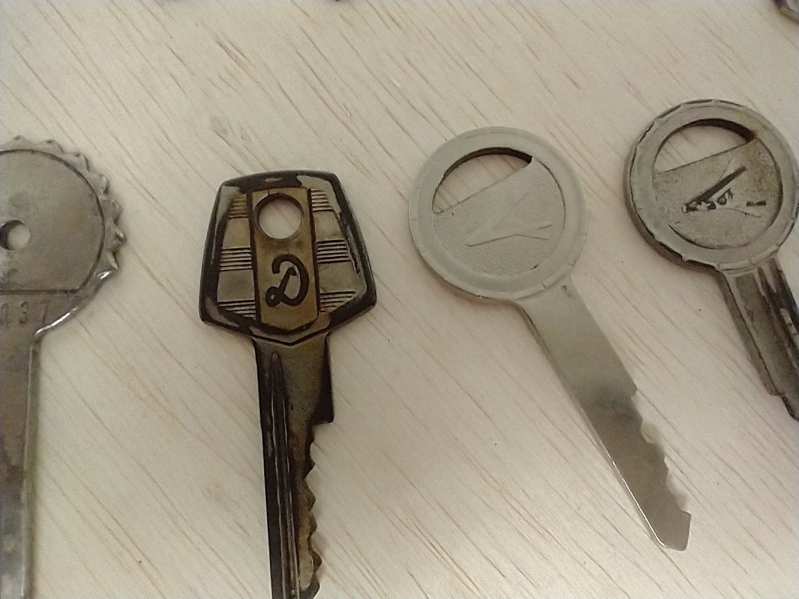 Vintage LOT 28 NASH GM CHRYSLER BRIGGS SUBARU Auto Car Keys