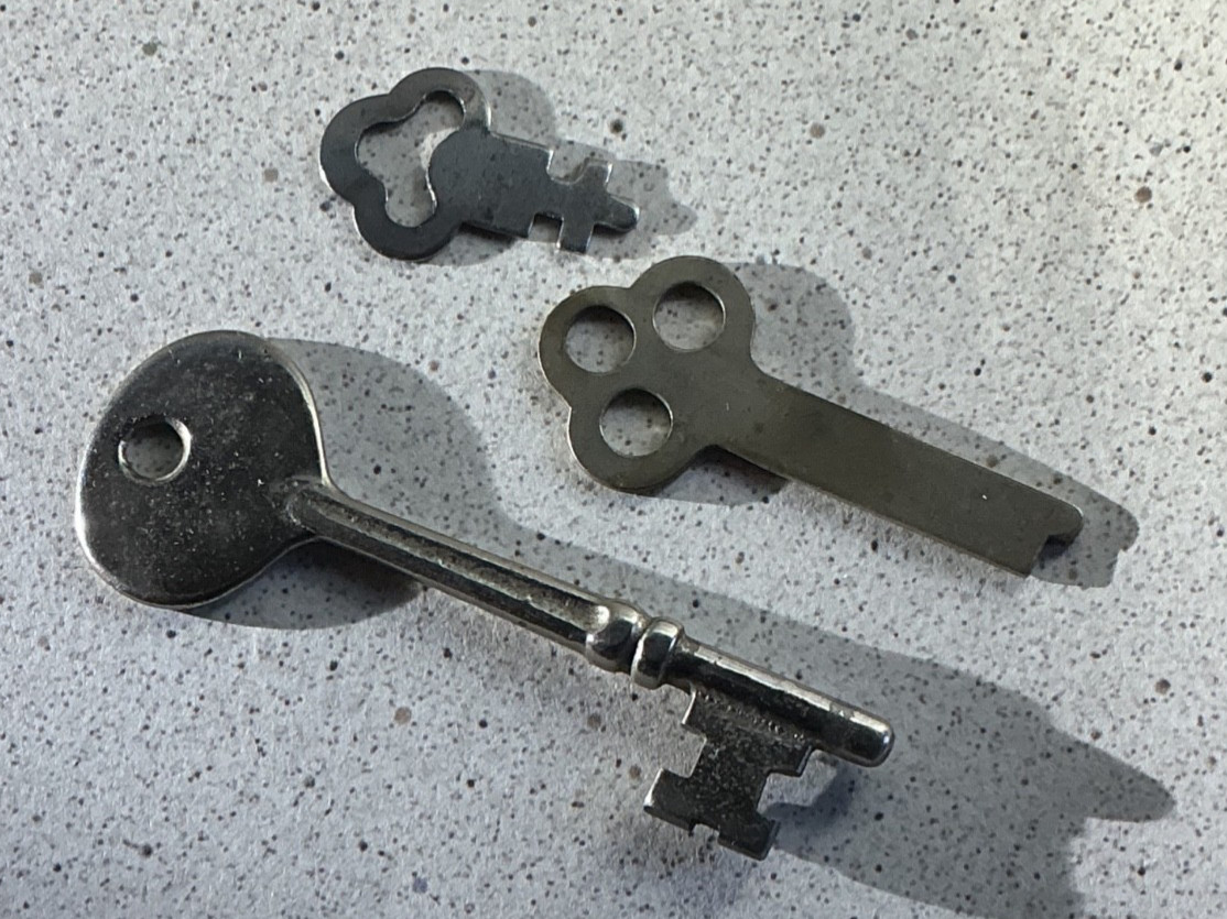 4 VINTAGE KEYS (Eagle, Barrel, Warded)