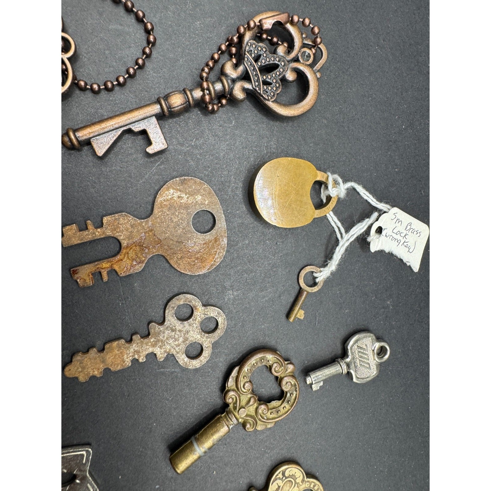 Vintage Old Look Ornate Brass Silver Tone & Gold Tone Skeleton Keys & Lock