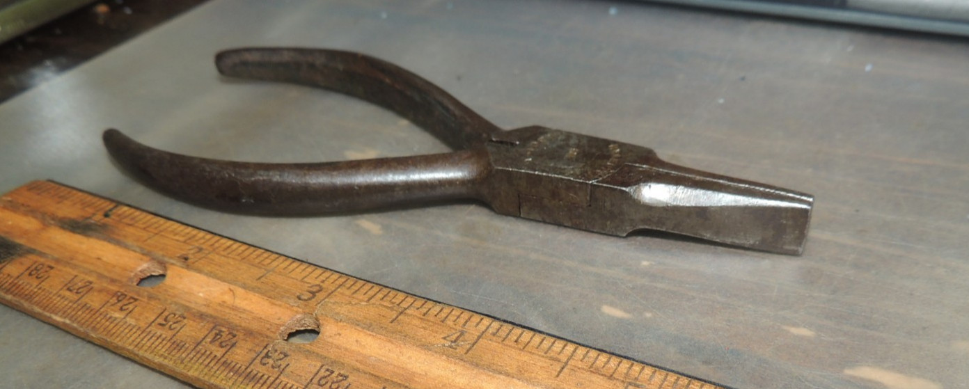 VINTAGE KRAEUTER No. 1601-5 SHORT DUCKBILL FLAT NOSE PLIERS, 5.5″ LONG, USA