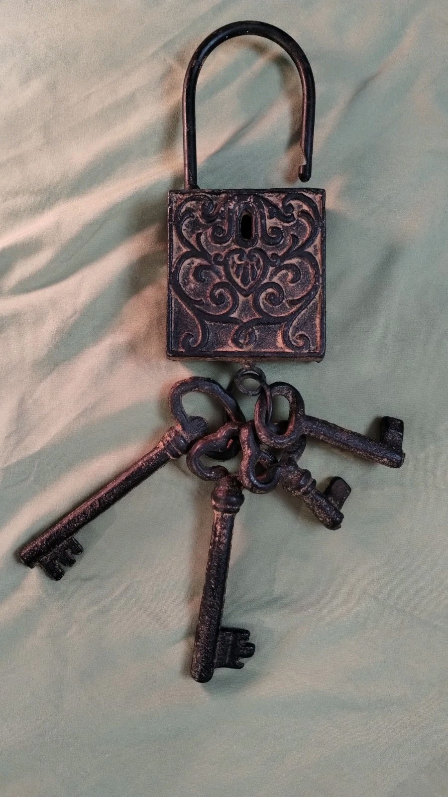 Decorative Metal Padlock Lock & 4 Skeleton Keys Heart Design Rustic Home Decor