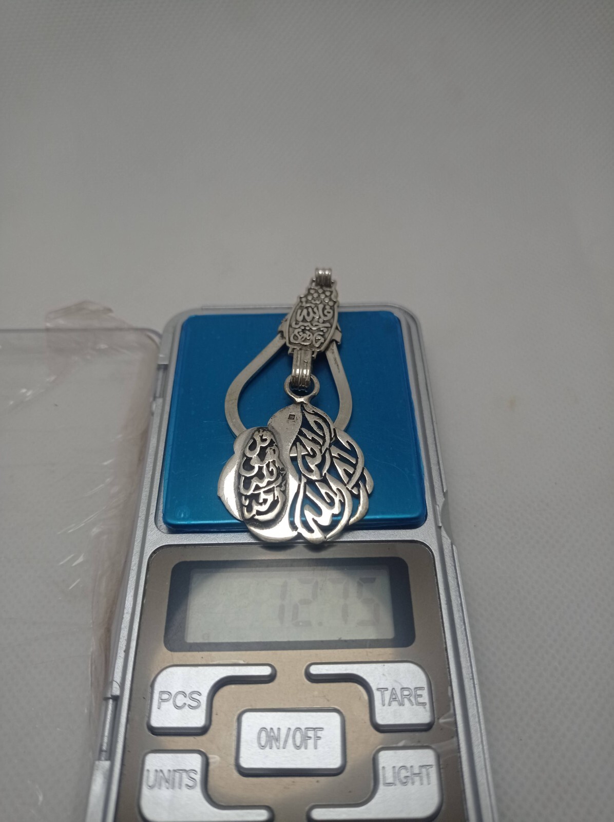 An 800 silver key chain with the word God written on it, suitable for all keys,