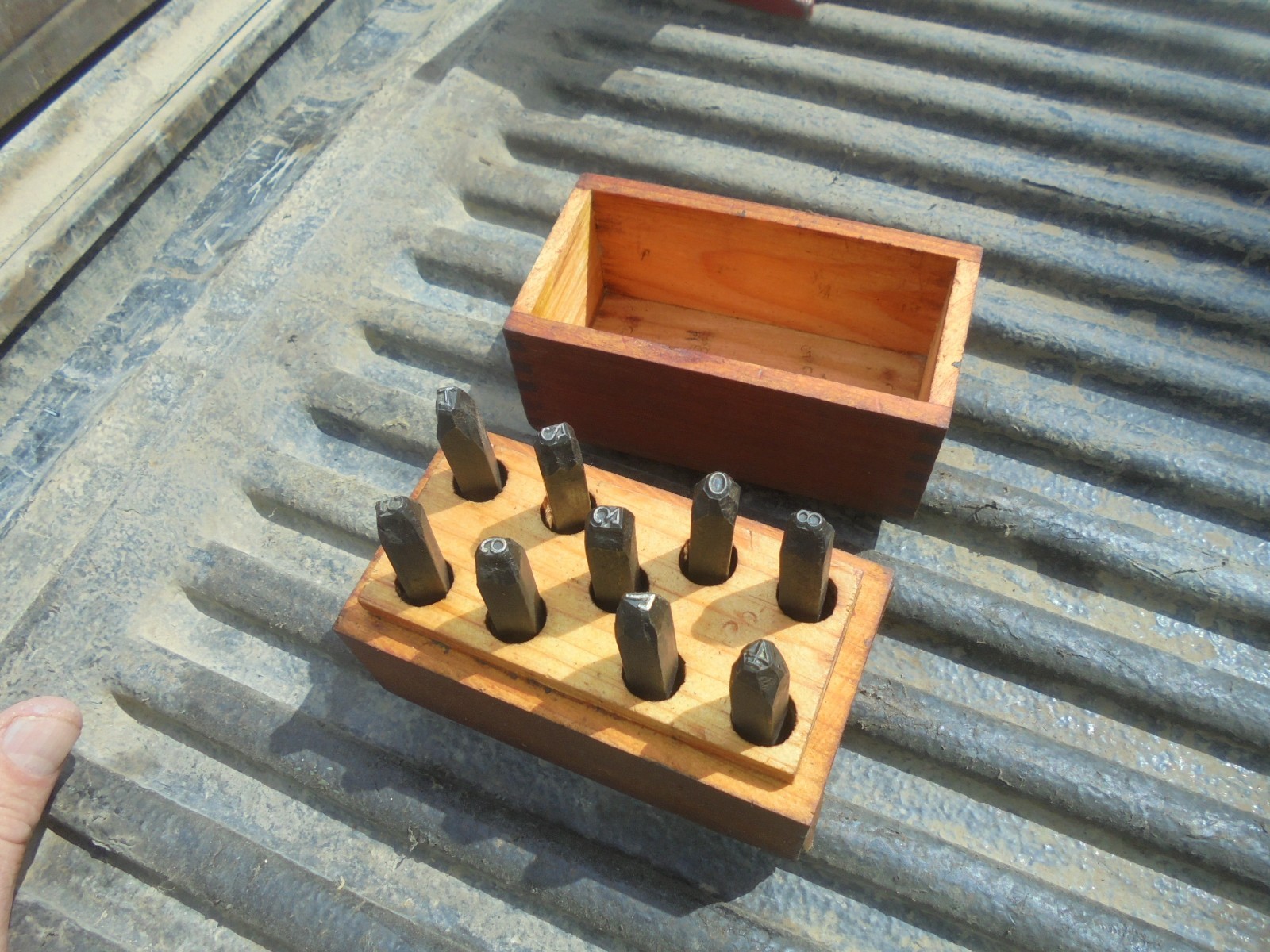 Vintage Millers Falls No. 1550 Number Set 5/32″ in wood dovetail box