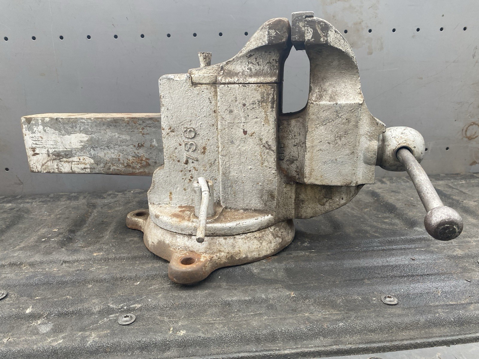 Vintage Large 107 Lb Athol 736 Bench Vise RARE W/ Rear Swivel Jaw