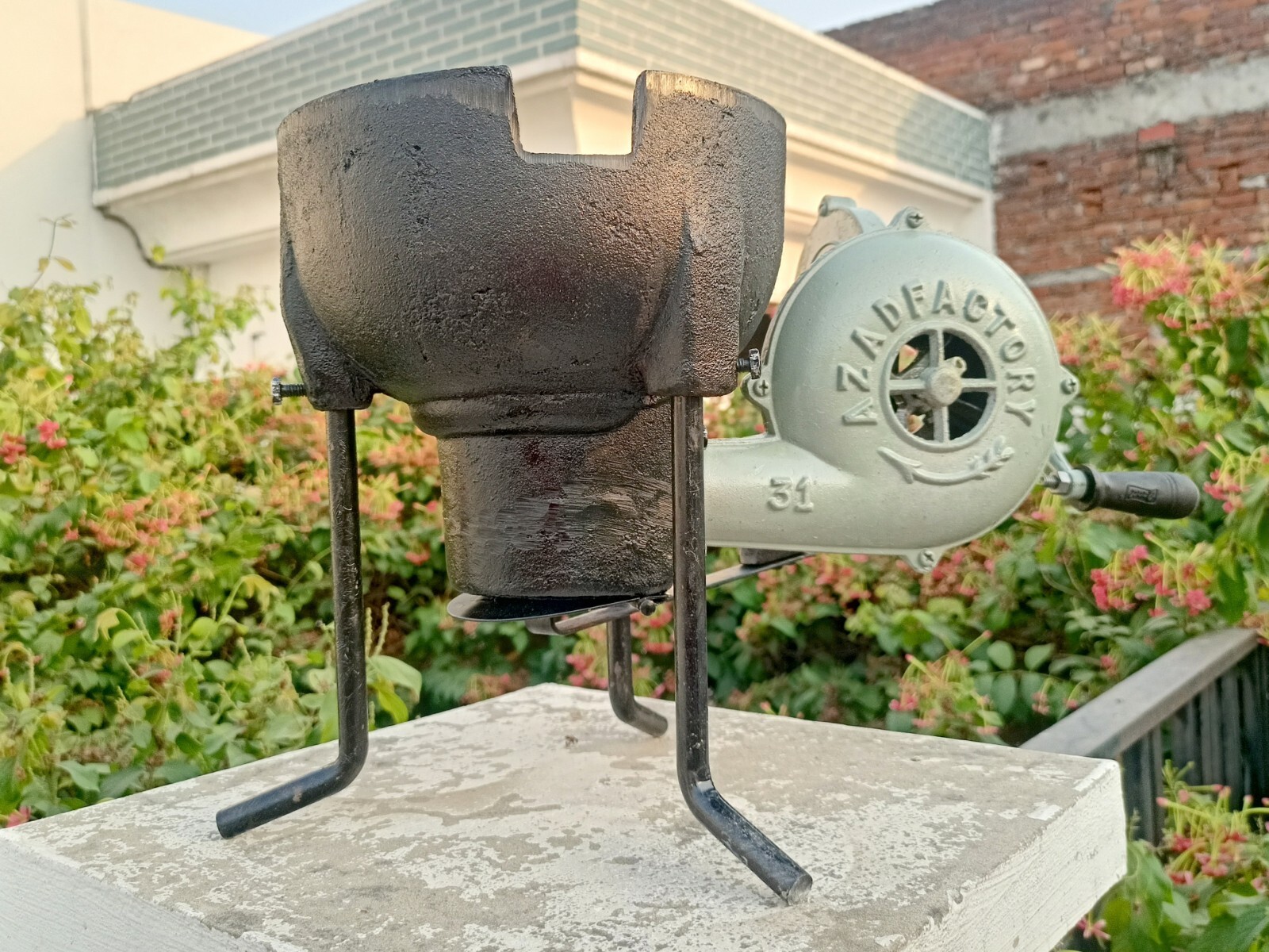 Portable Forge Furnace with Air Blower & Tripod – Blacksmithing & Schmiedeesse