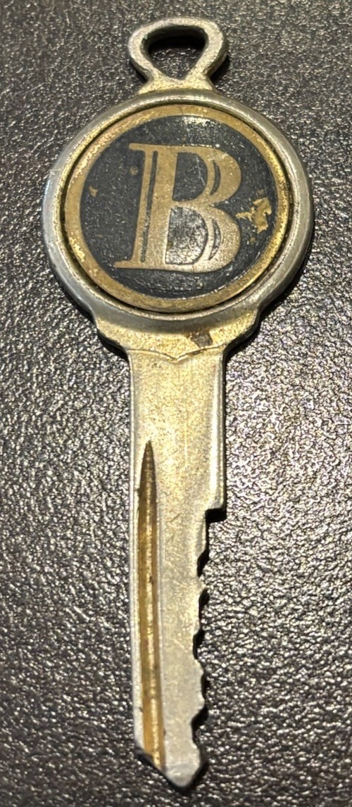 LOT OF VINTAGE OLD CAR AUTOMOTIVE KEYS