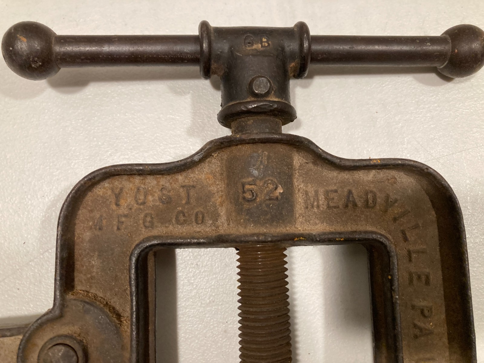 ANTIQUE YOST 4″ PIPE BENCH VISE CLAMP #52
