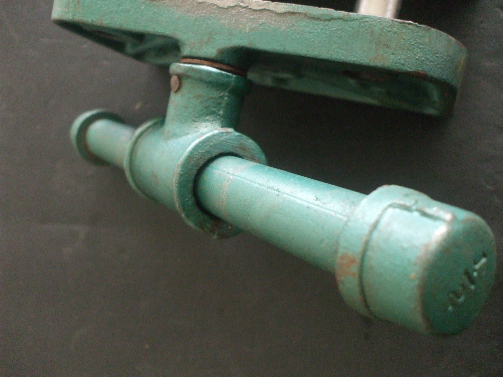 VINTAGE UNDER BENCH MOUNT WOODWORKER VISE