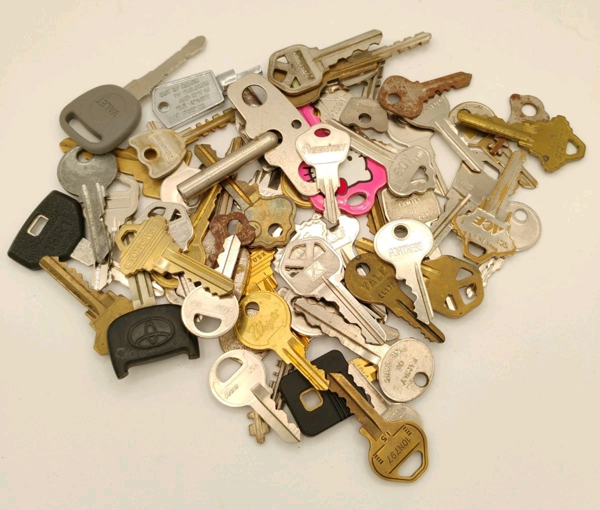 1 Pound of Miscellaneous Vintage, Modern Keys, Curtis, Dexter, Yale & More