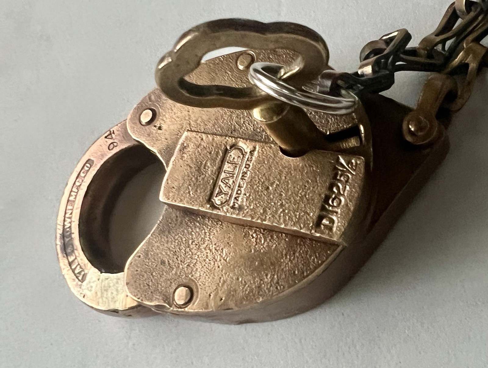 Yale & Towne Cast Brass Pancake Padlock with Chain & STABLE Key D1625½
