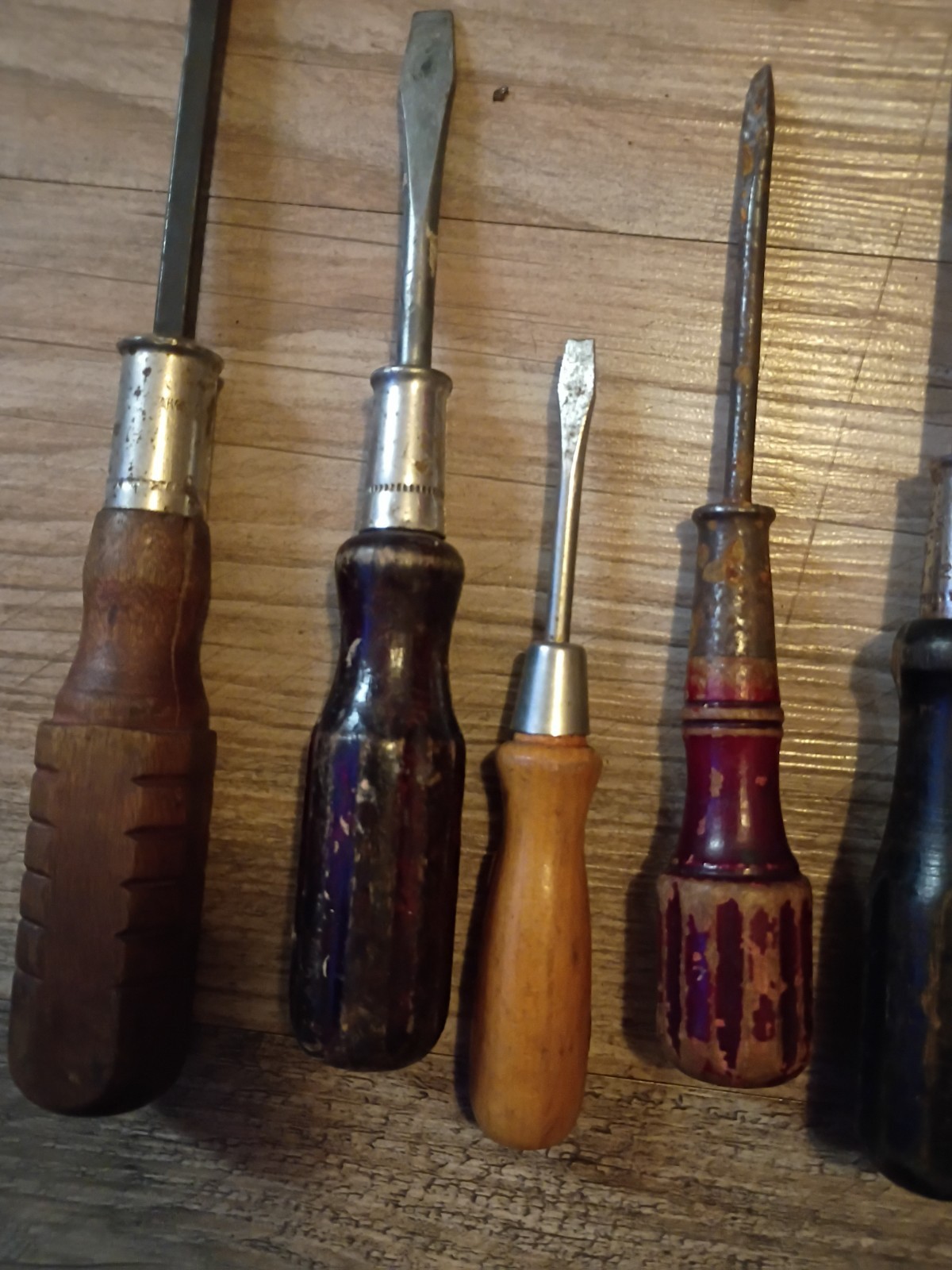Lot of 6 Vintage Wood Handled Screw Drivers Flathead & Phillips