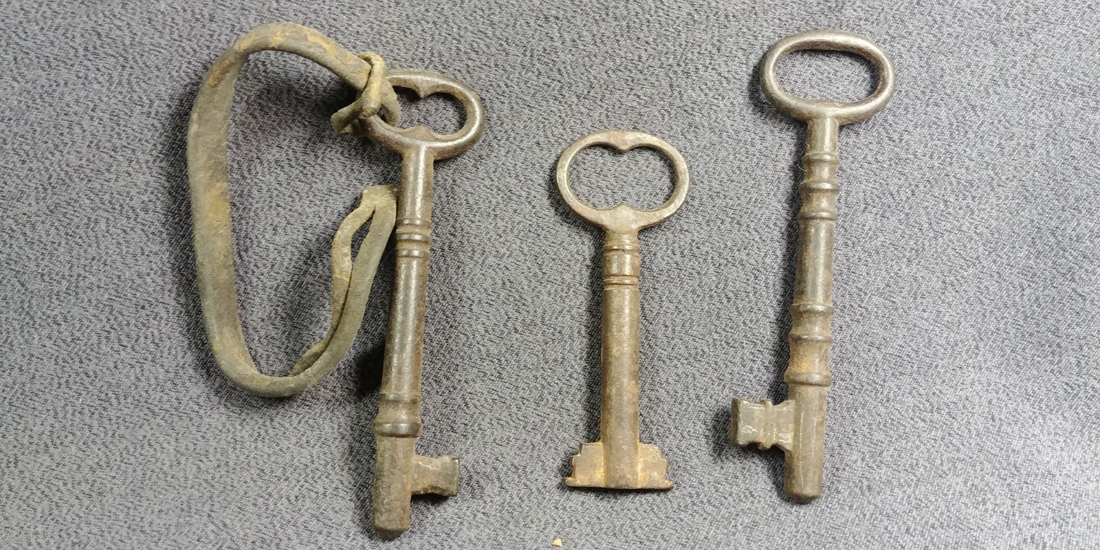 3 Victorian Skeleton Key Leather Lanyard Button Stud Open Barrel Double Bit Lot